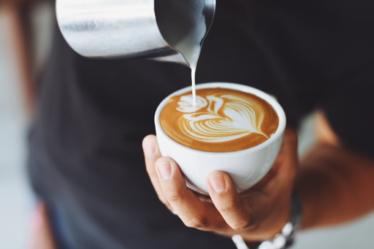 Interno di caffe con persone sfocate sullo sfondo, contesto di incontri sociali