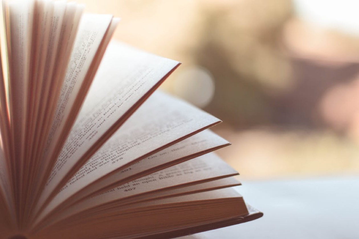 Libri antichi su scrivania, riferimento letterario al mito di Enea e Didone nell'Eneide